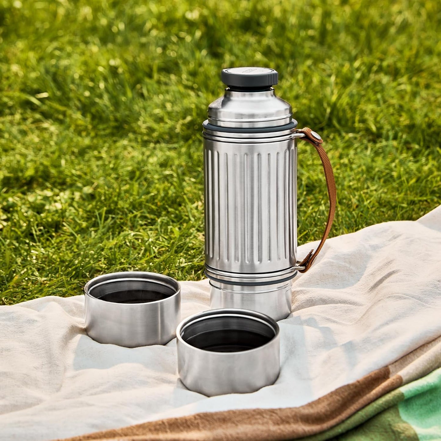 BLACK + BLUM Explorer Flask Duo | Insulated Stainless Steel | 2 Cups | 1L | Leak Proof, 24H Hot or Cold, Vacuum Insulated, 2 Steel Cups, Easy Pour Lid, Carry Strap, Ideal for Camping & Outdoors